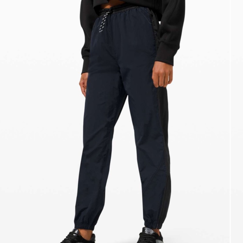 Lululemon Evergreen Track Pant
True Navy / Black